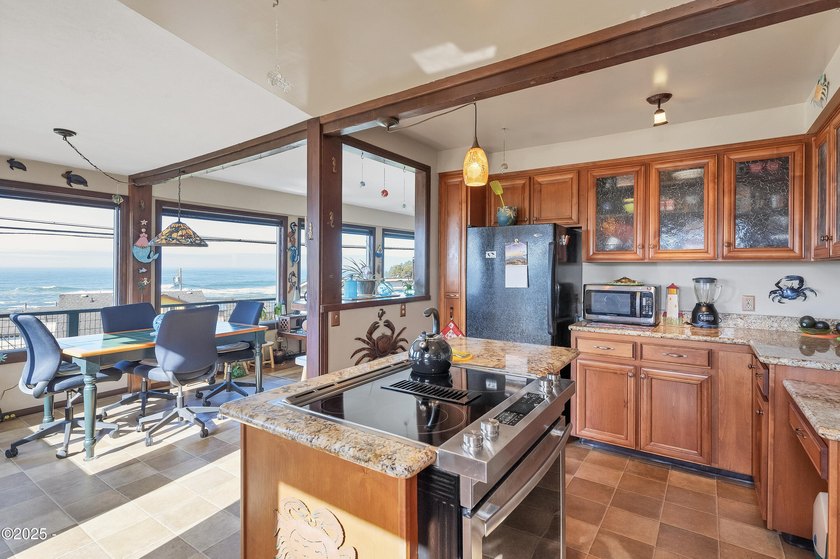 Ocean View 2 bedroom/2 bathroom home located in Depoe Bay, known - photo 17