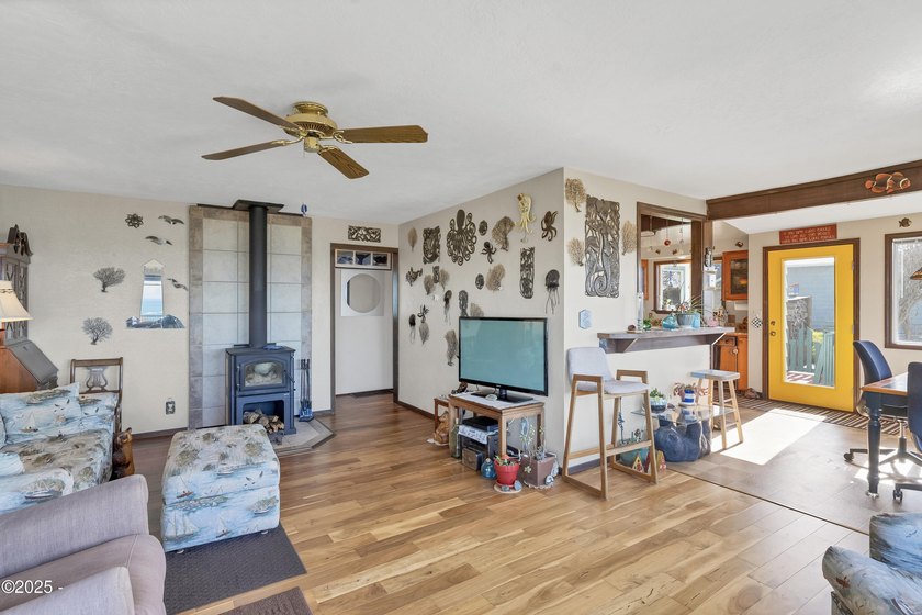 Ocean View 2 bedroom/2 bathroom home located in Depoe Bay, known - photo 19