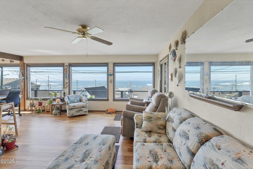 Ocean View 2 bedroom/2 bathroom home located in Depoe Bay, known - photo 21