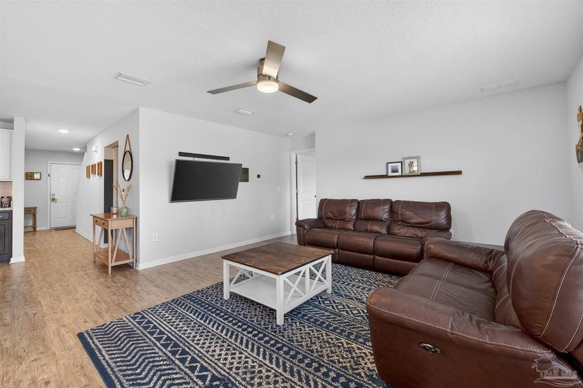 Beautiful and spacious 5-bedroom home tucked away on a private - photo 22
