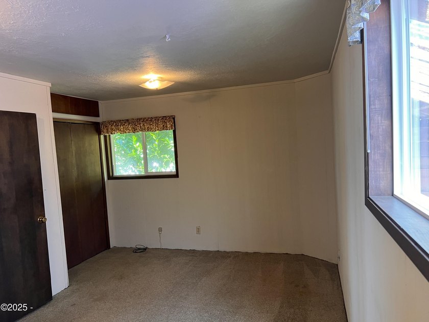 Ocean View 2 bedroom/2 bathroom home located in Depoe Bay, known - photo 27