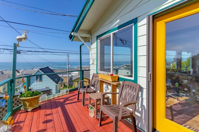 Ocean View 2 bedroom/2 bathroom home located in Depoe Bay, known - photo 33