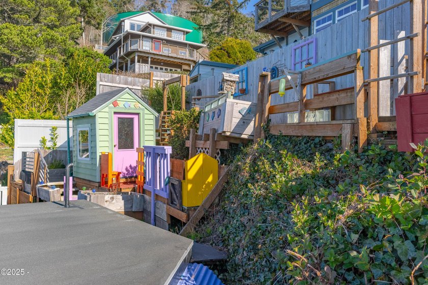 Ocean View 2 bedroom/2 bathroom home located in Depoe Bay, known - photo 34