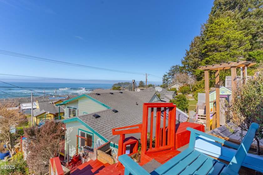 Ocean View 2 bedroom/2 bathroom home located in Depoe Bay, known - photo 35