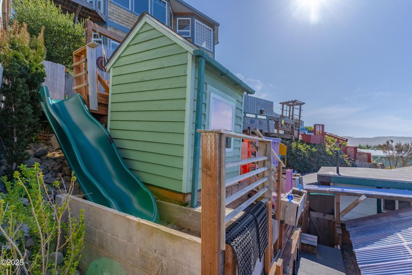 Ocean View 2 bedroom/2 bathroom home located in Depoe Bay, known - photo 37