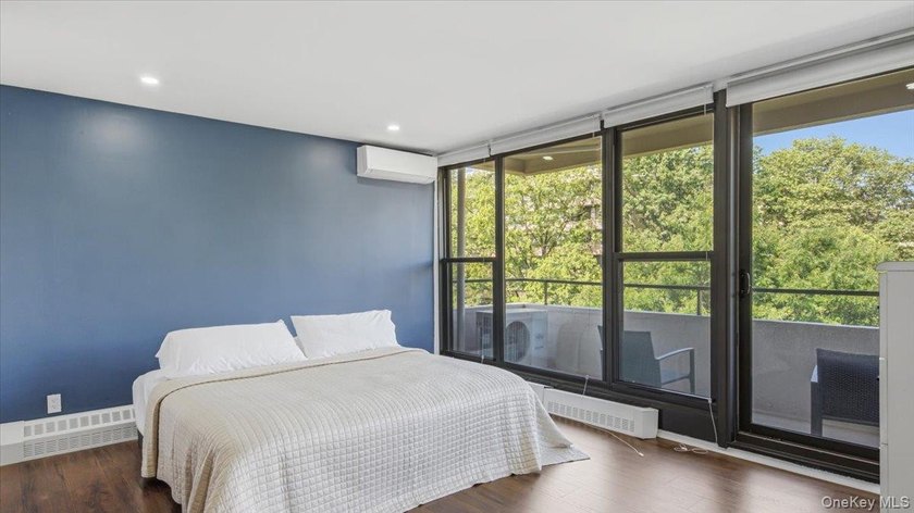 Move right into this beautifully renovated 1-bedroom, 1-bath - photo 12