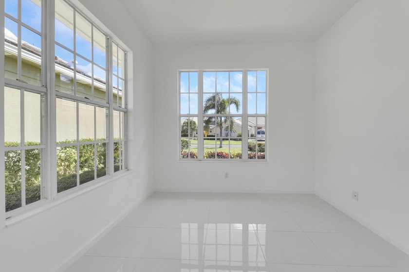 Light, bright, and move-in ready, this immaculate home offers a - photo 18