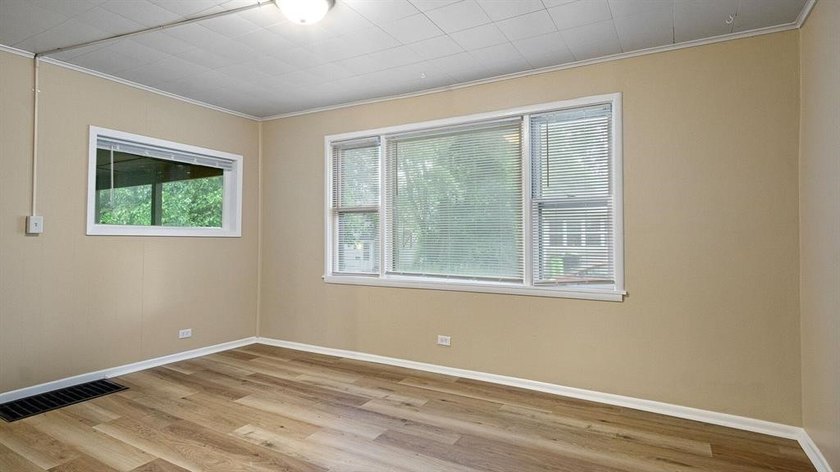 Excellent investment opportunity in this thoughtfully maintained - photo 13