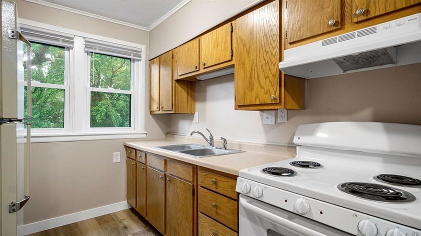 Excellent investment opportunity in this thoughtfully maintained - photo 14