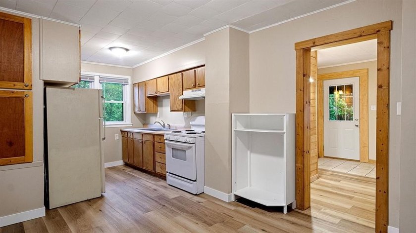Excellent investment opportunity in this thoughtfully maintained - photo 15