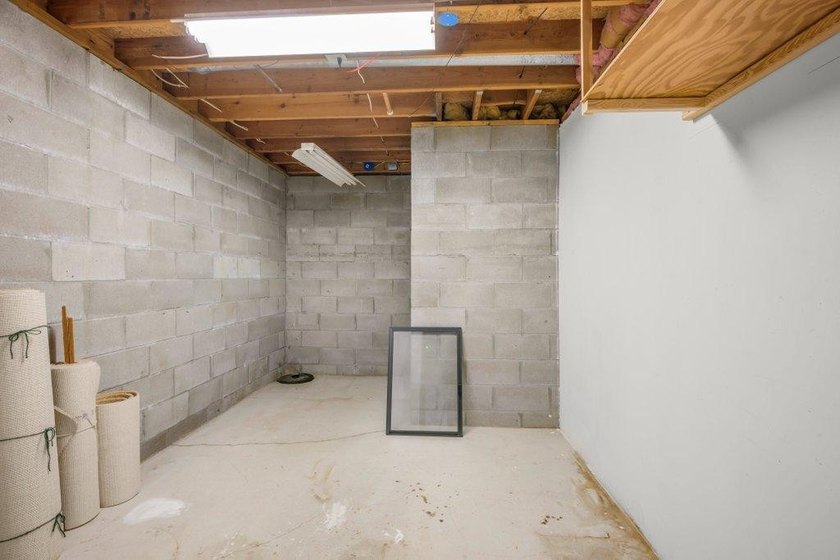 Enjoy easy, single-level living in this beautifully maintained - photo 17