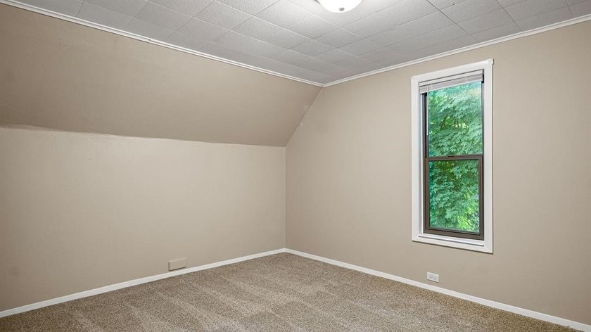 Excellent investment opportunity in this thoughtfully maintained - photo 20