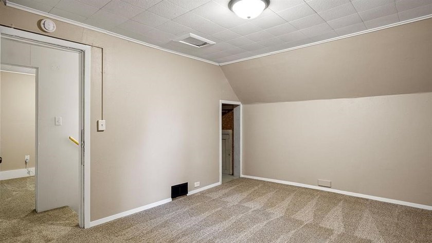 Excellent investment opportunity in this thoughtfully maintained - photo 21