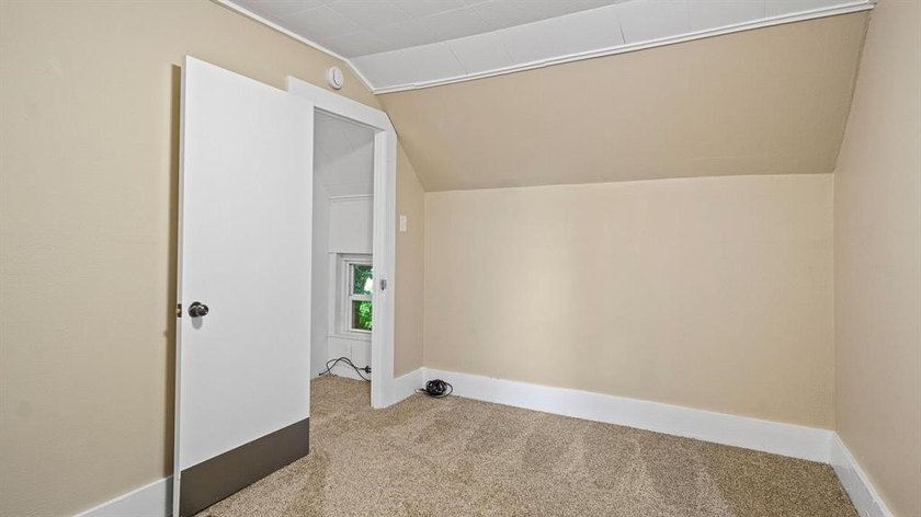 Excellent investment opportunity in this thoughtfully maintained - photo 22