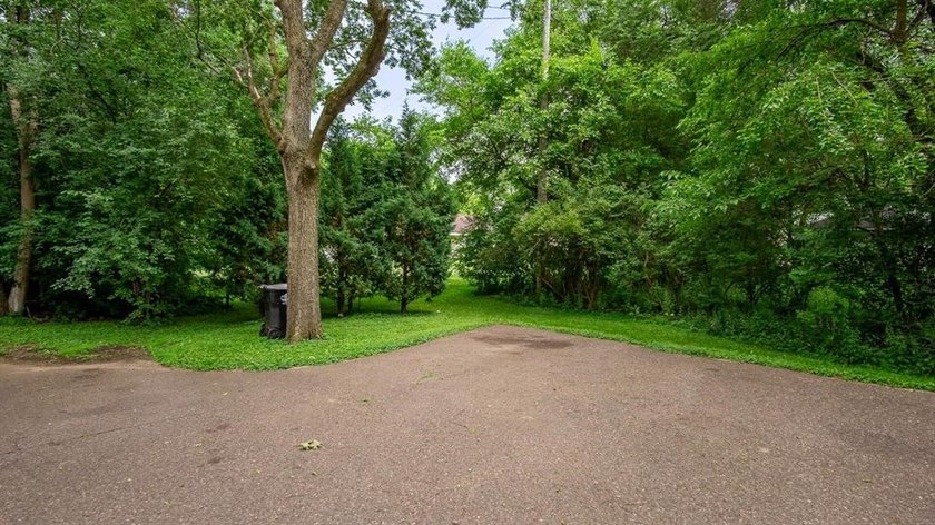 Excellent investment opportunity in this thoughtfully maintained - photo 23