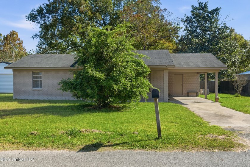 Don't miss your opportunity to own this charming 2-bedroom - photo 2