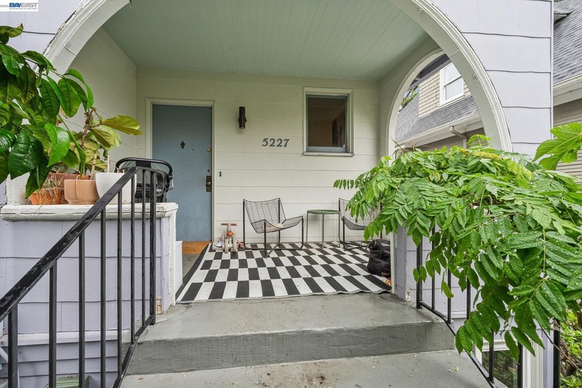 Surrounded by an abundant orchard, this sunny Bay Area Edwardian - photo 3