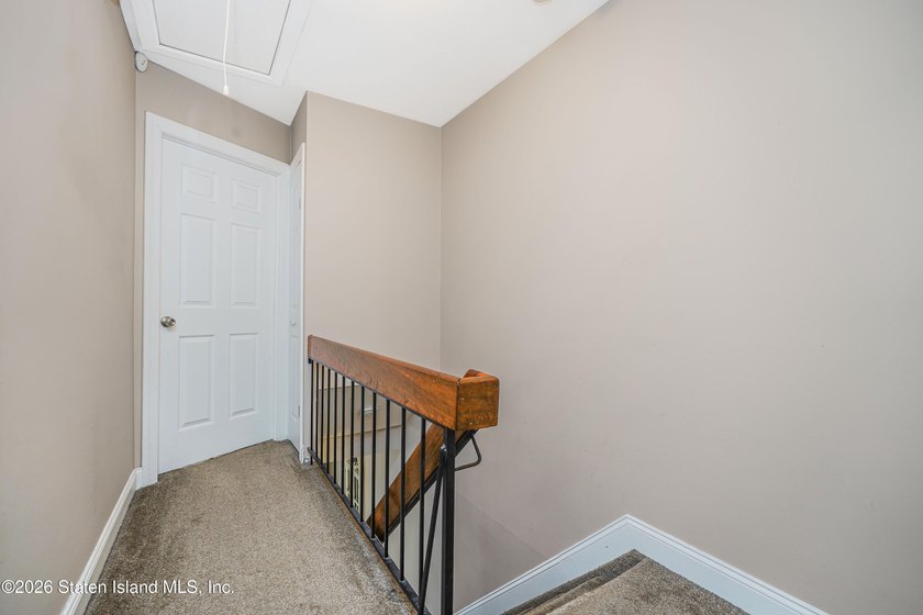 Beautifully maintained extra-large semi-attached home located in - photo 13