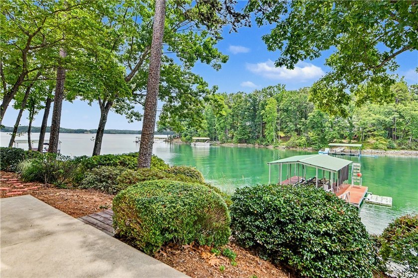 The Keowee Life awaits you at 3 Horizon Pointe. This luxury home - photo 13