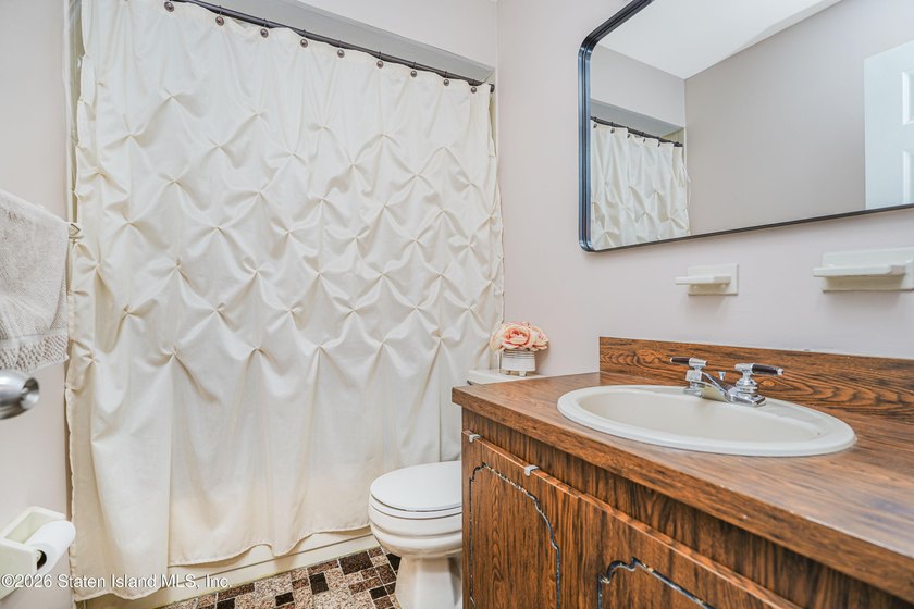 Beautifully maintained extra-large semi-attached home located in - photo 14