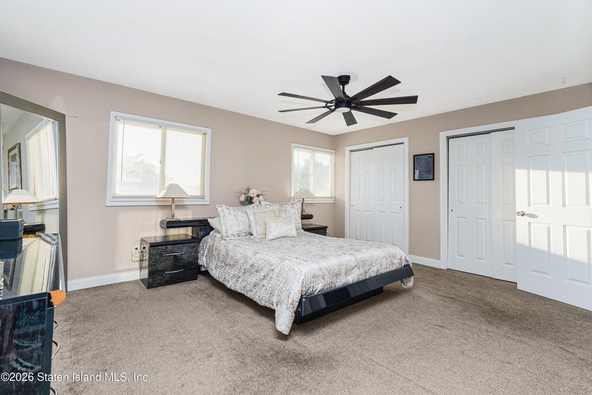 Beautifully maintained extra-large semi-attached home located in - photo 17