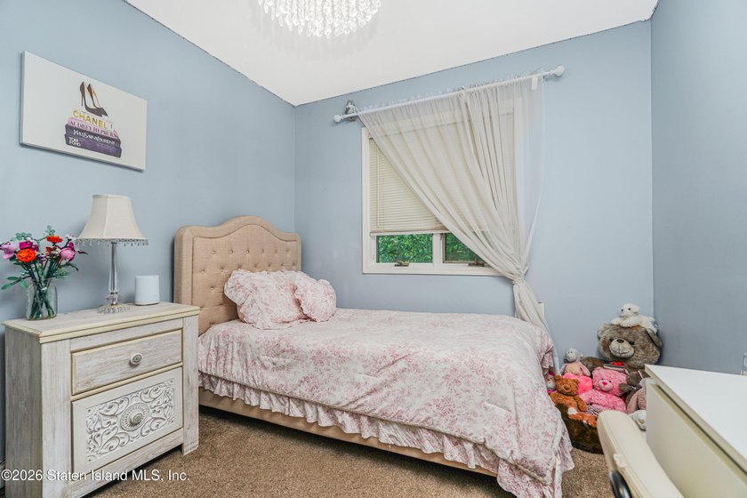 Beautifully maintained extra-large semi-attached home located in - photo 21