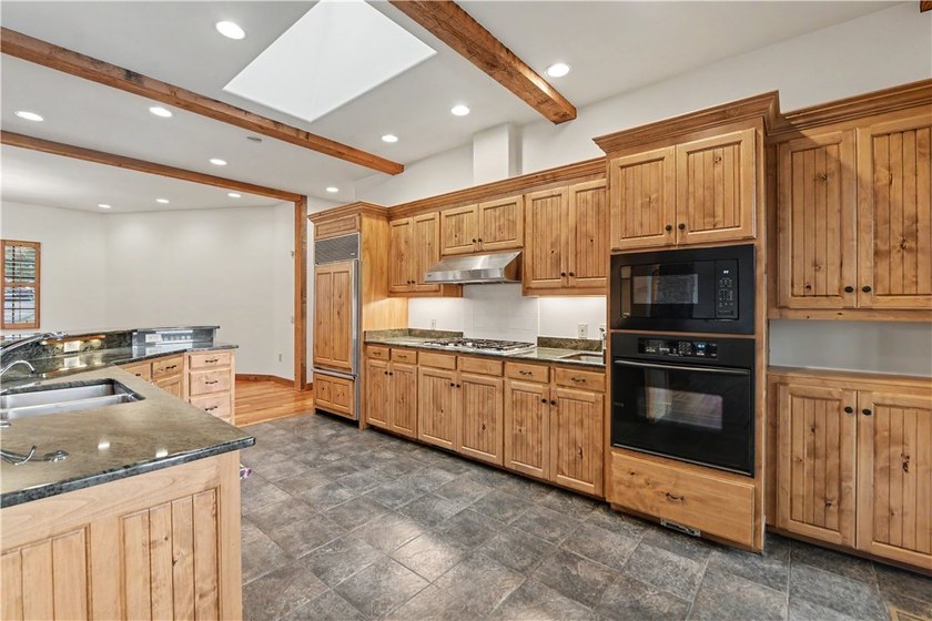 The Keowee Life awaits you at 3 Horizon Pointe. This luxury home - photo 23