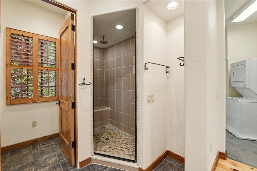 The Keowee Life awaits you at 3 Horizon Pointe. This luxury home - photo 32