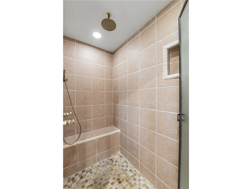 The Keowee Life awaits you at 3 Horizon Pointe. This luxury home - photo 33