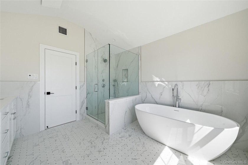 Welcome to this beautifully crafted 5 bedroom, 3 full bath home - photo 34