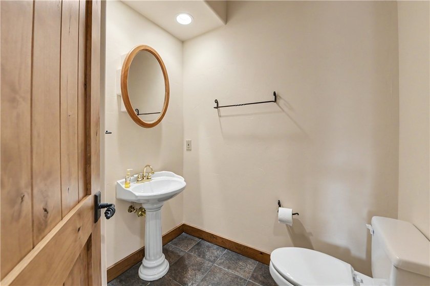 The Keowee Life awaits you at 3 Horizon Pointe. This luxury home - photo 35