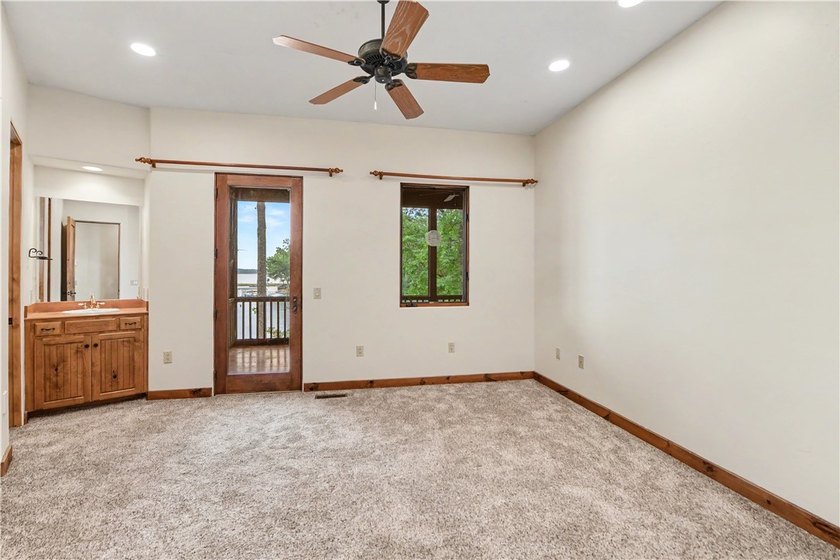 The Keowee Life awaits you at 3 Horizon Pointe. This luxury home - photo 36