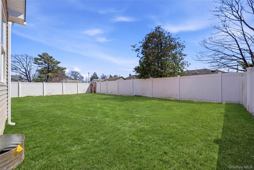 Welcome to this beautifully crafted 5 bedroom, 3 full bath home - photo 42