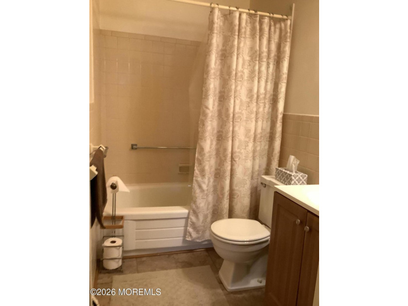 Welcome to Cedar Glen Homes. Enter into an enclosed front room - photo 11