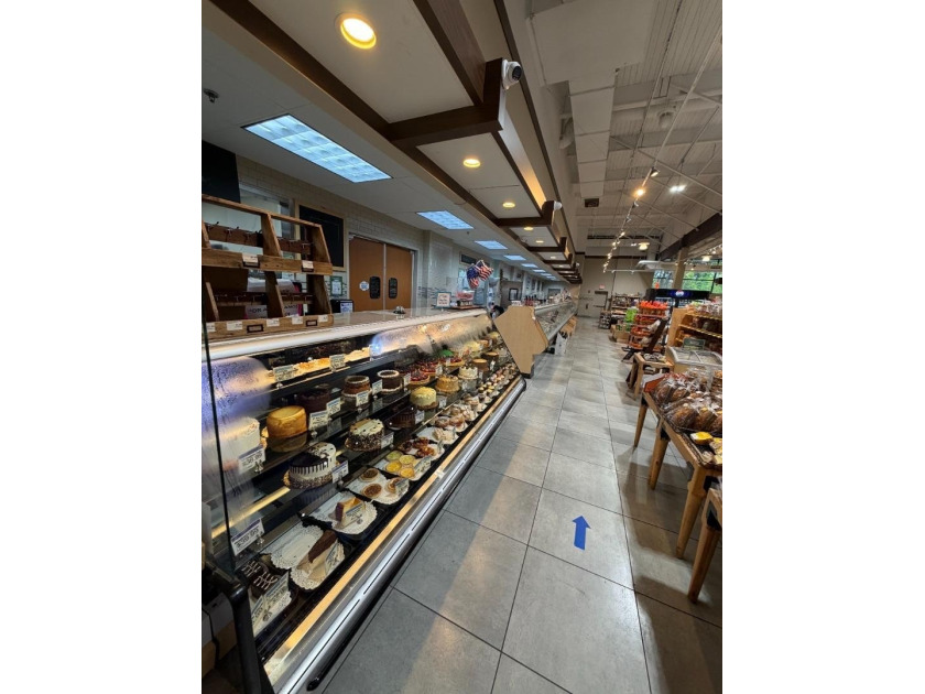 This strategically located grocery store presents an outstanding - photo 12