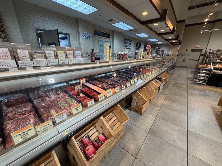 This strategically located grocery store presents an outstanding - photo 13