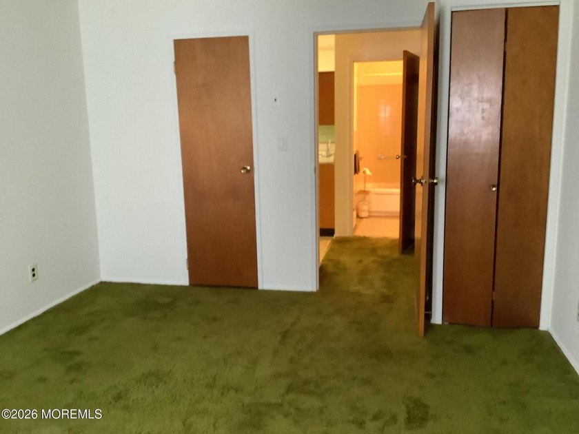 Welcome to Cedar Glen Homes. Enter into an enclosed front room - photo 14