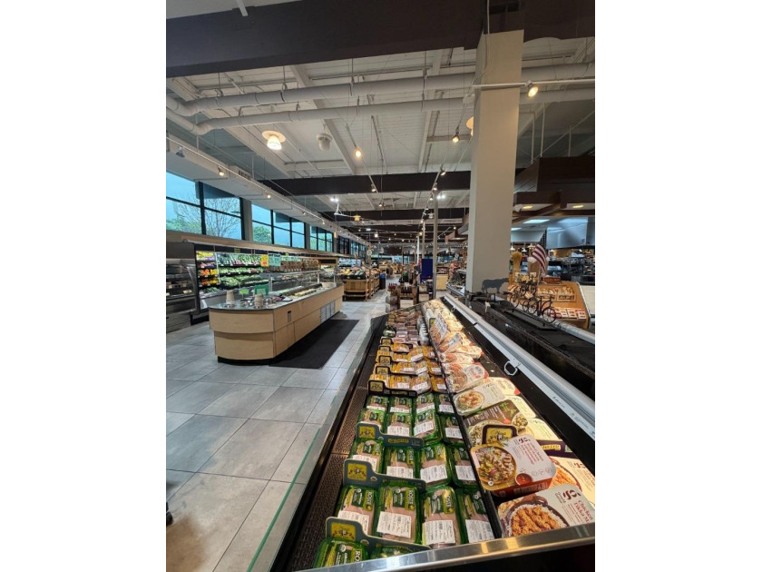 This strategically located grocery store presents an outstanding - photo 15