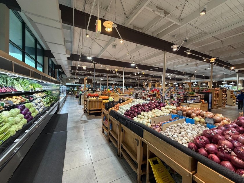 This strategically located grocery store presents an outstanding - photo 17