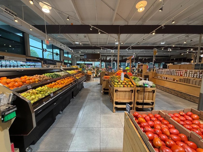 This strategically located grocery store presents an outstanding - photo 20