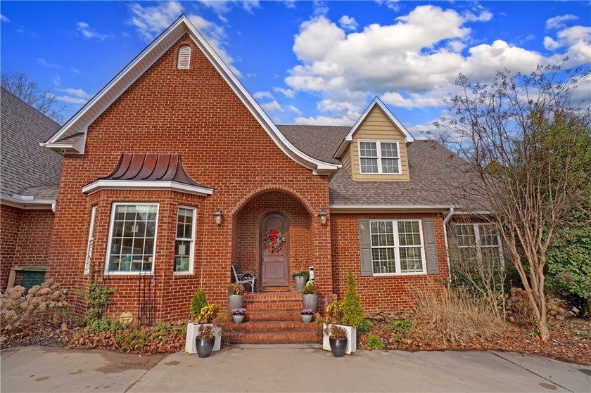 Homes that offer location, elegance, and space don't come up - photo 3