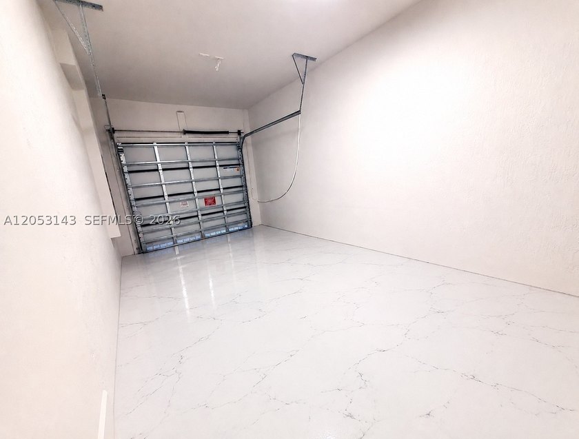 Beautiful 2023-built smart townhouse featuring 3 bedrooms, 2.5 - photo 11