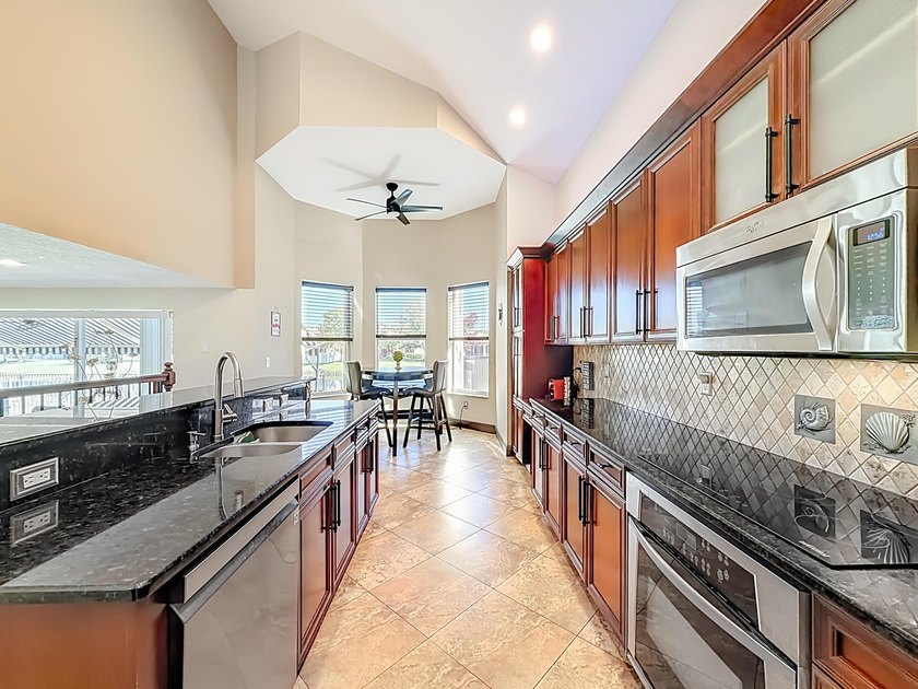 Spectacular 4 bedroom 3 full bath LAKE VIEW home in the - photo 20