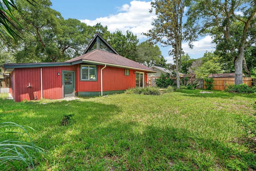 Welcome to this charming 2-bedroom, 2-bath home with a versatile - photo 32