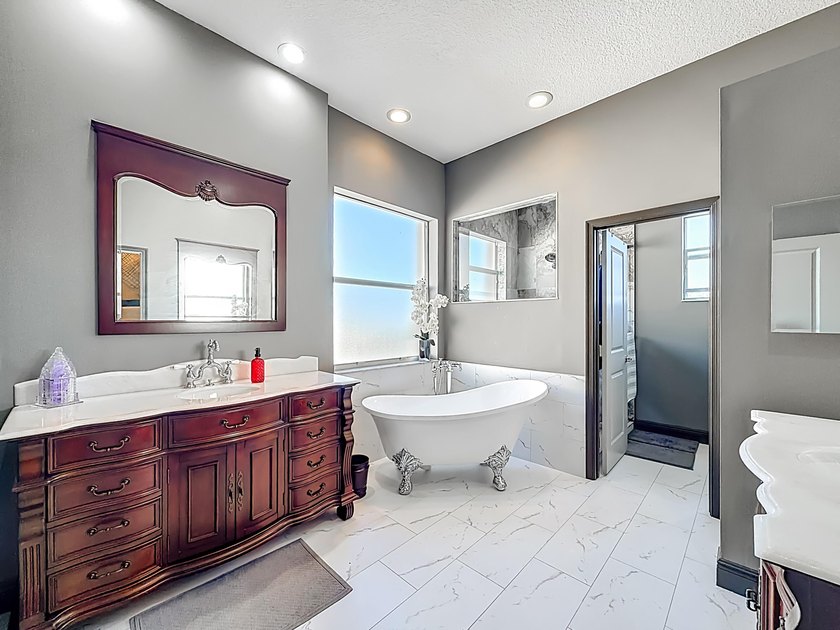Spectacular 4 bedroom 3 full bath LAKE VIEW home in the - photo 43