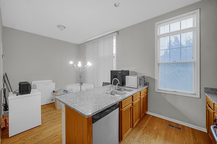 Investor special: This 3-story row home offers 3 spacious - photo 6