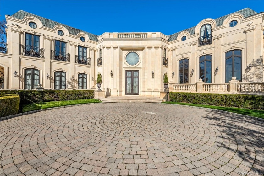 Luxurious Waterview Mansion in the Prestigious Village of Kings - photo 3