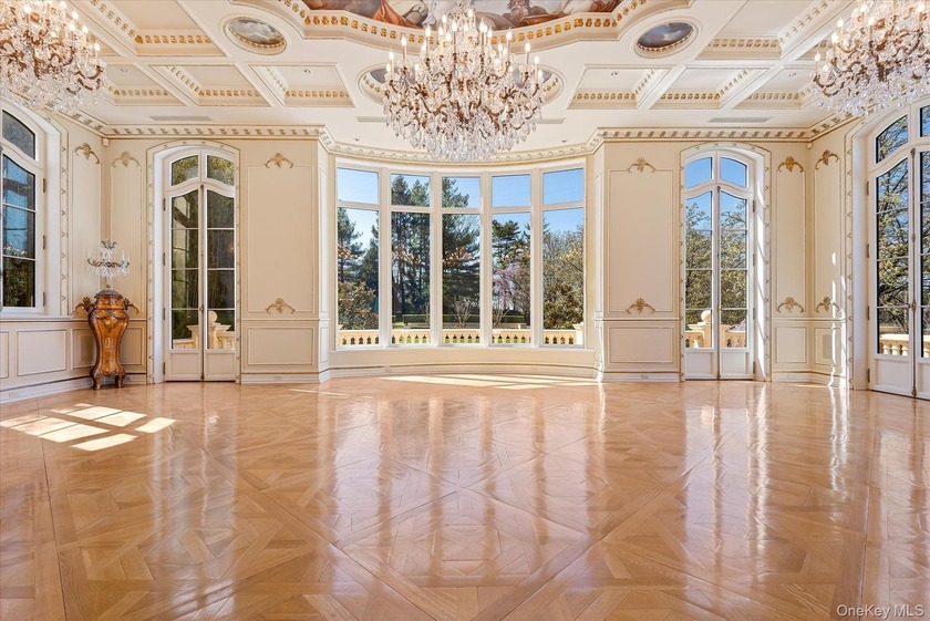Luxurious Waterview Mansion in the Prestigious Village of Kings - photo 5