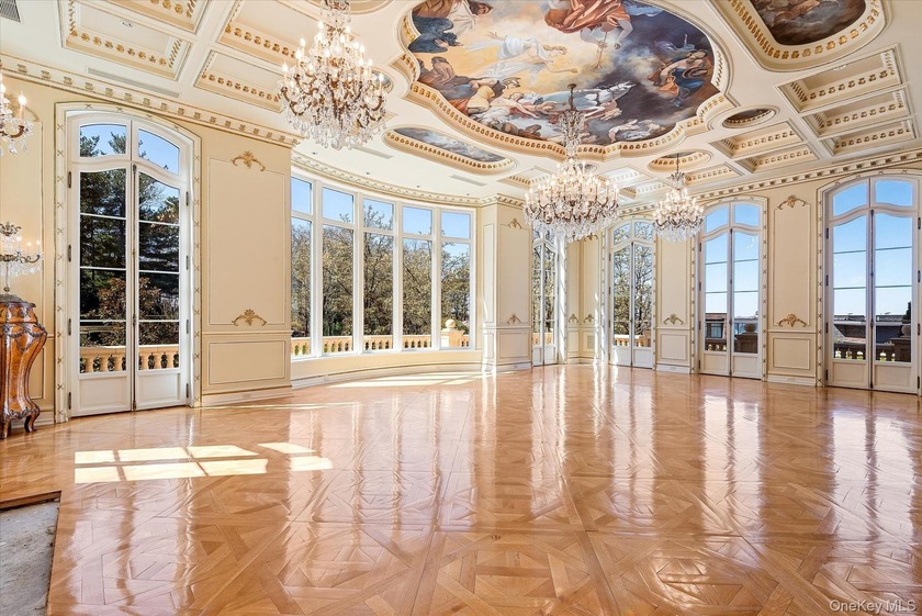 Luxurious Waterview Mansion in the Prestigious Village of Kings - photo 7