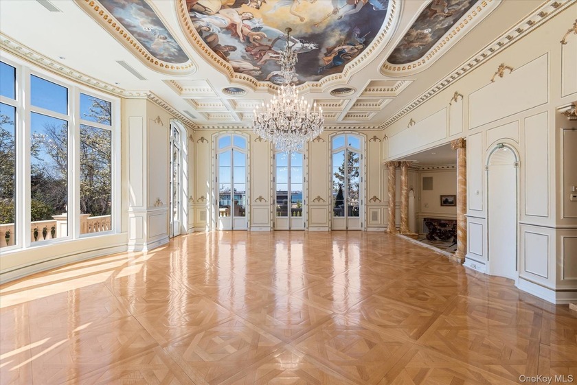 Luxurious Waterview Mansion in the Prestigious Village of Kings - photo 8